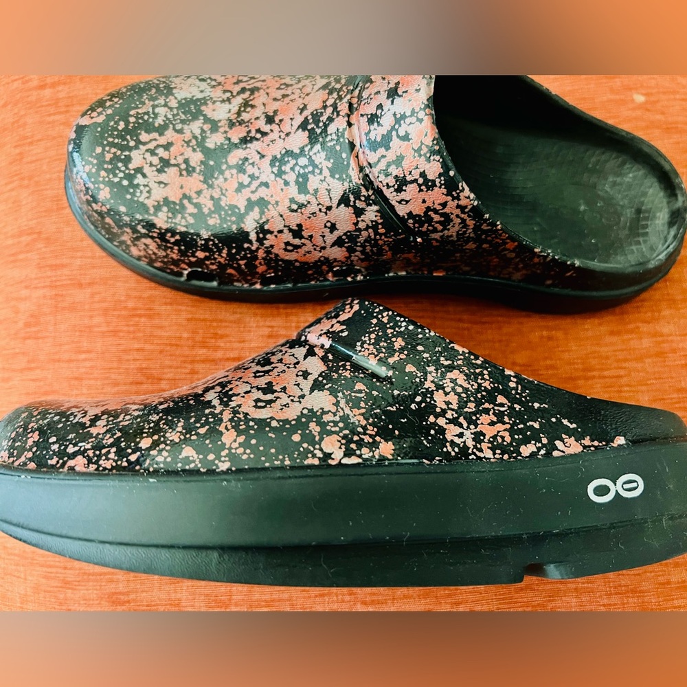 OOFOS OOclog unisex limited edition clog in Bellini Splash. Women’s 8/Mens 6.